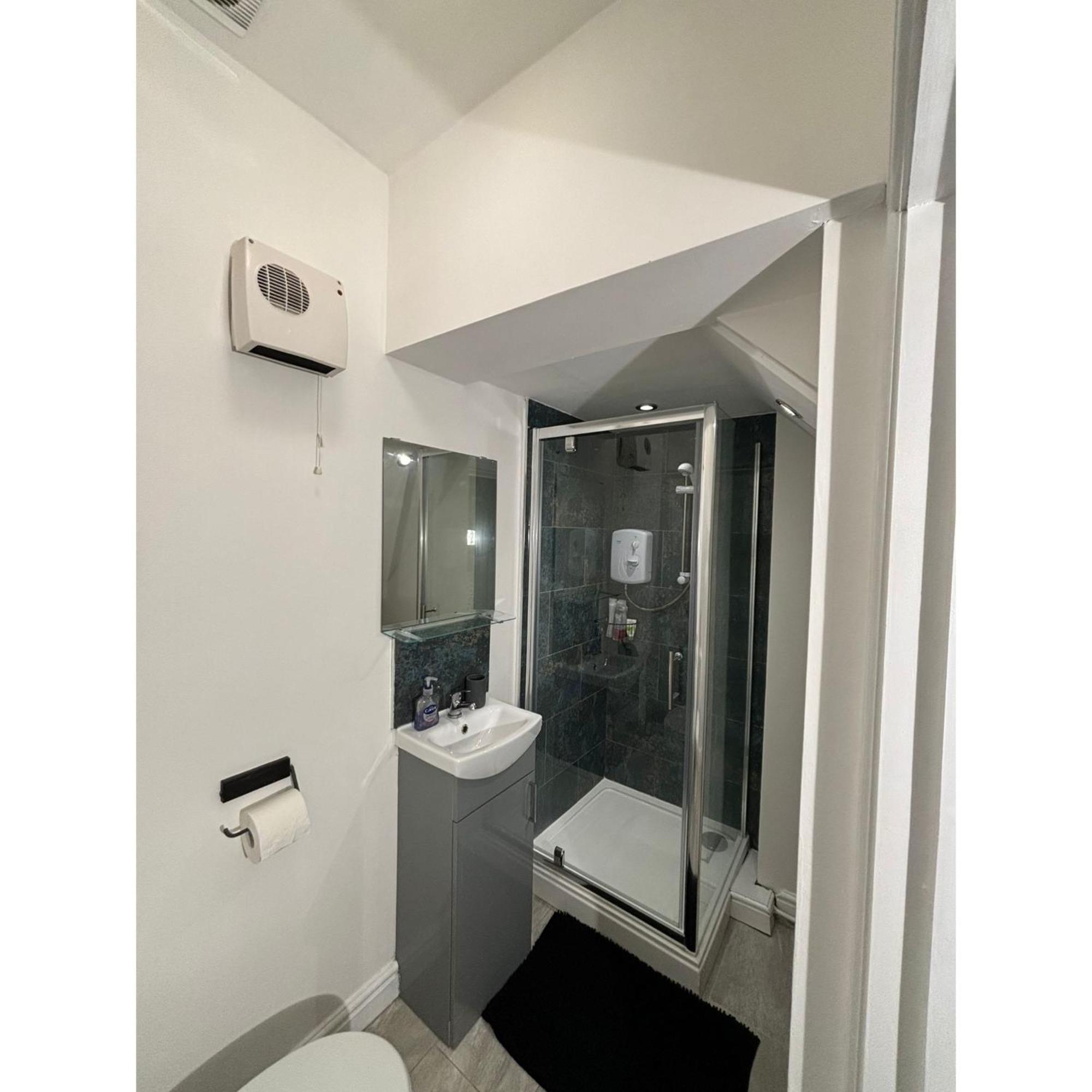 Enjoy A Spacious Lounge With A Cozy Sofa Bed And A Private Ensuite Bedroom 温斯伯里 外观 照片