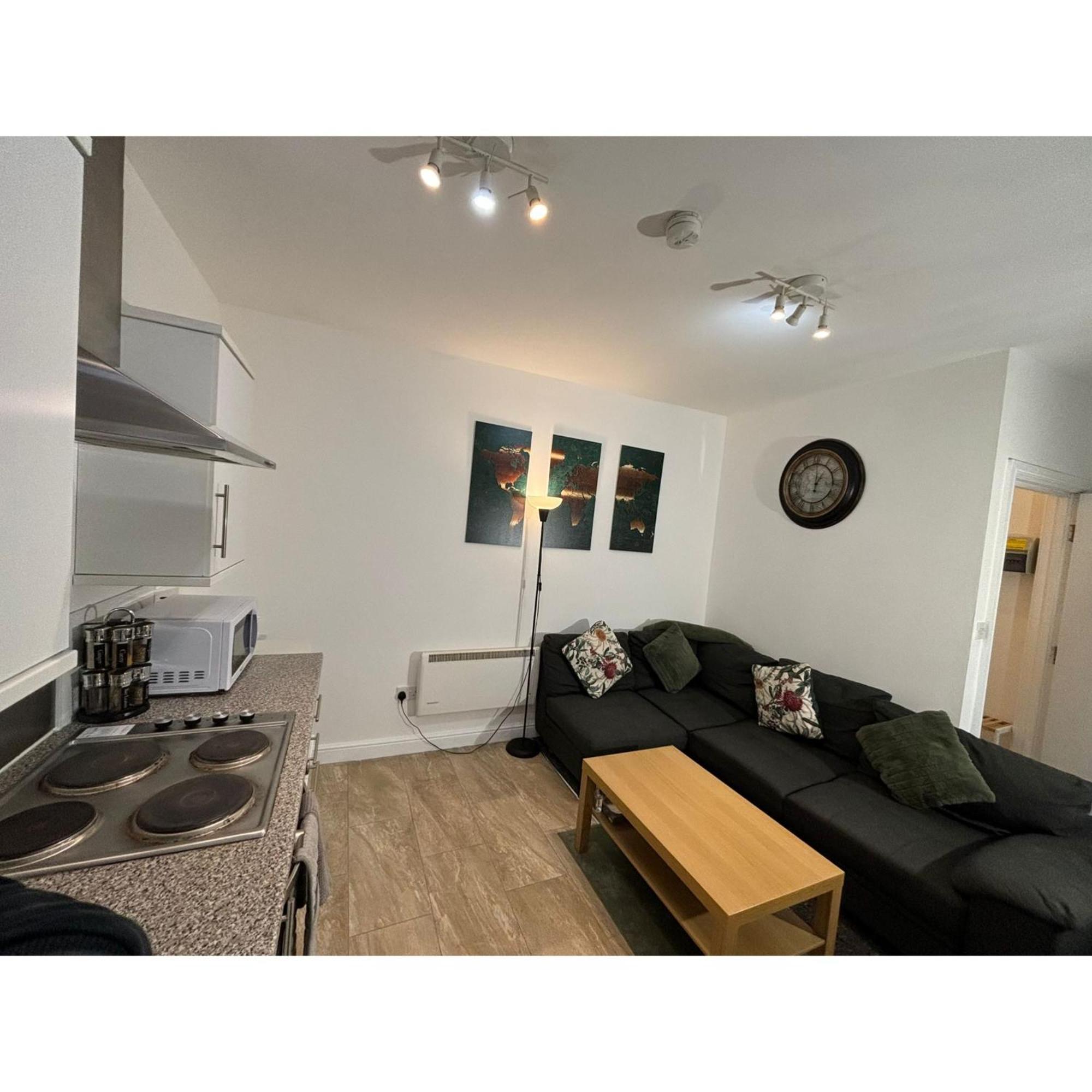 Enjoy A Spacious Lounge With A Cozy Sofa Bed And A Private Ensuite Bedroom 温斯伯里 外观 照片