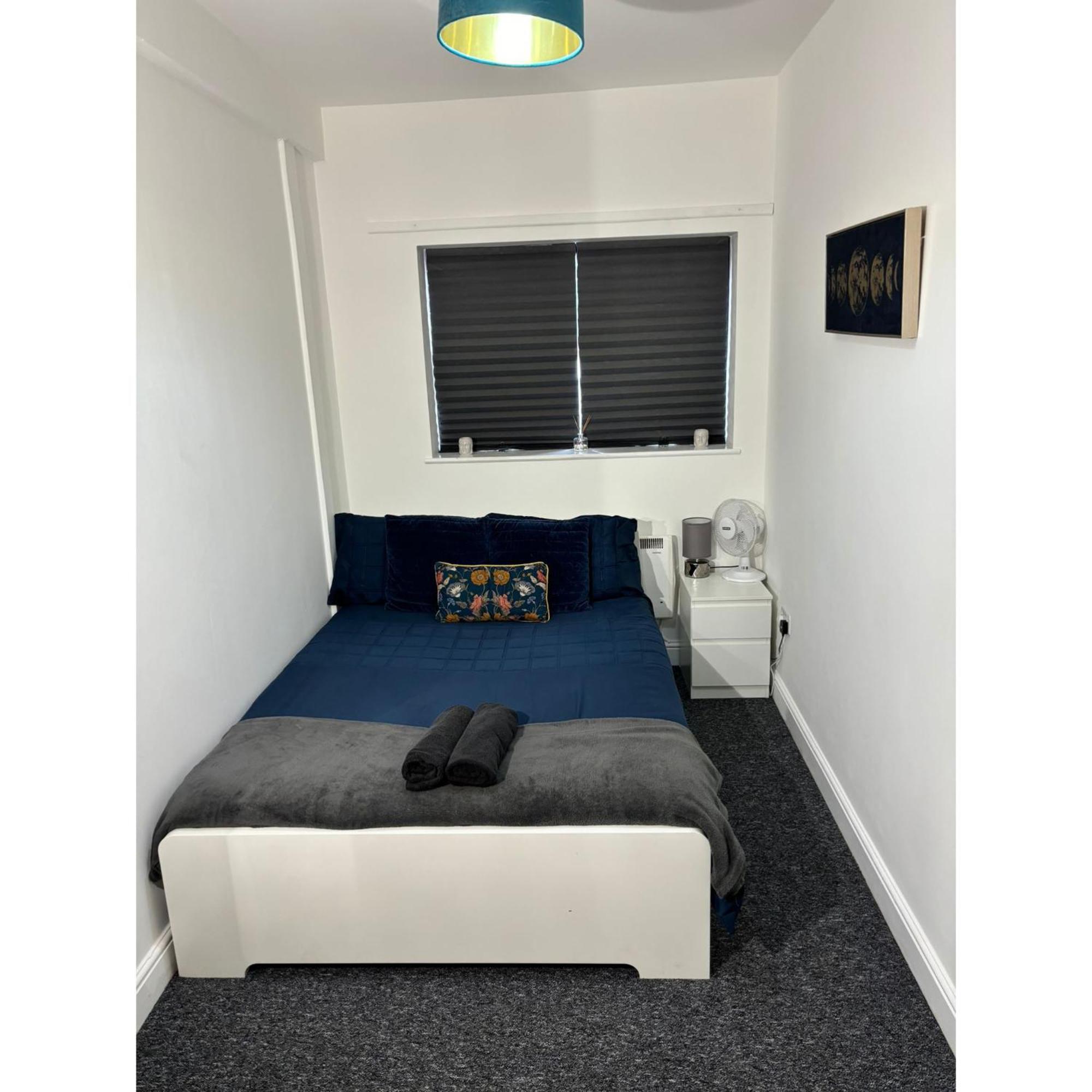 Enjoy A Spacious Lounge With A Cozy Sofa Bed And A Private Ensuite Bedroom 温斯伯里 外观 照片