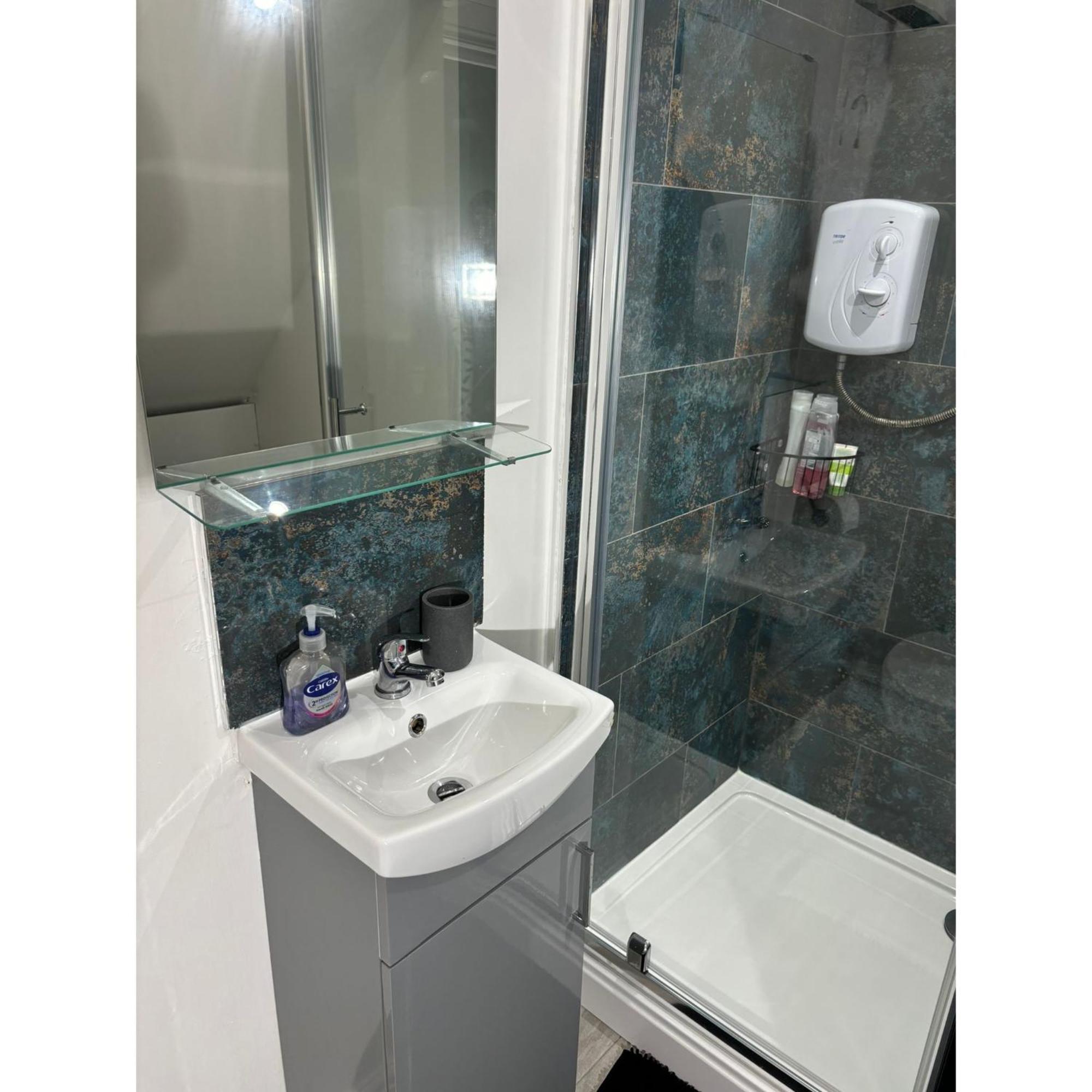 Enjoy A Spacious Lounge With A Cozy Sofa Bed And A Private Ensuite Bedroom 温斯伯里 外观 照片